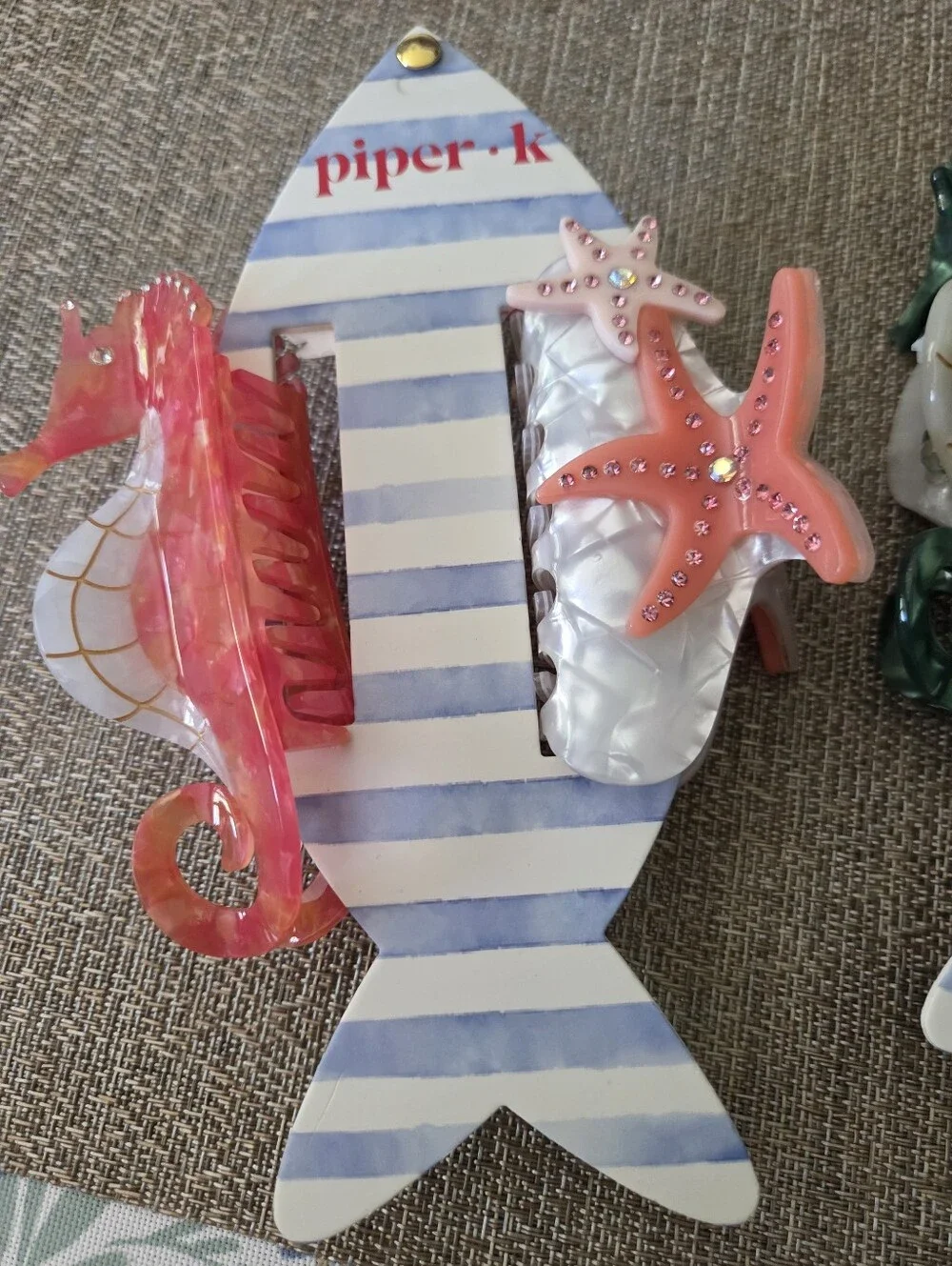 piper-k Pink Or Green Seahorse Hair Clips - Set of 2 - Picture 4 of 4